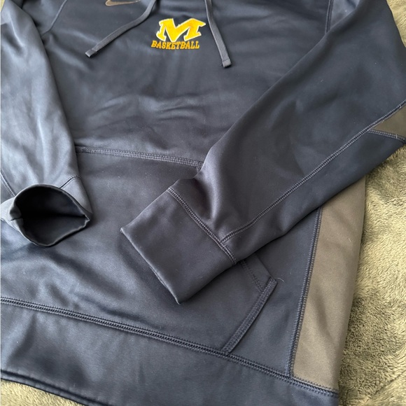 MICHIGAN BASKETBALL NIKE THERMA-FIT HOODIE - Picture 13 of 16